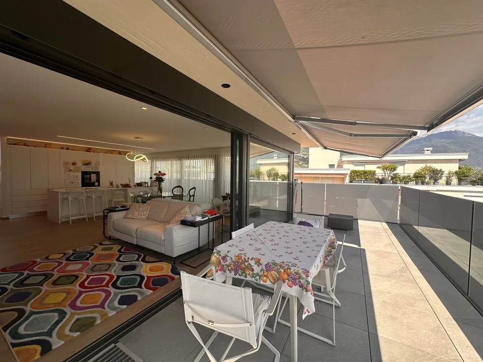 Penthouse moderne avec terrasse de 40 m² et vue panoramique sur Locarno