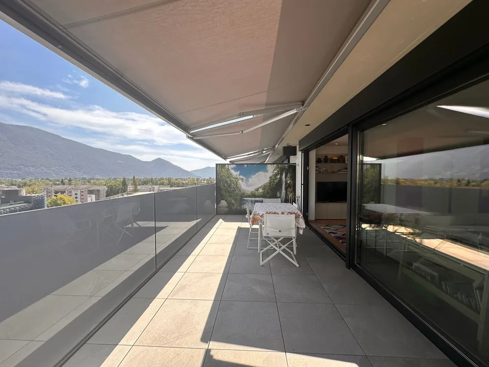 Penthouse moderne avec terrasse de 40 m² et vue panoramique sur Locarno