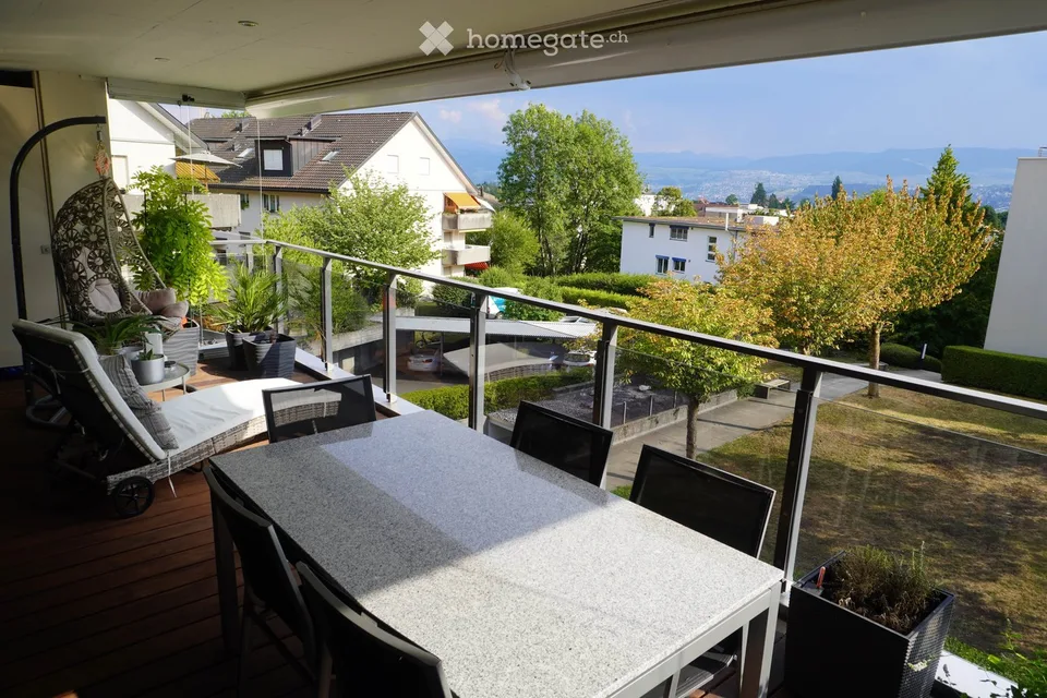 Grosszügige 4.5-Zimmer-Wohnung mit Balkon und Seeblick in Uetikon am See