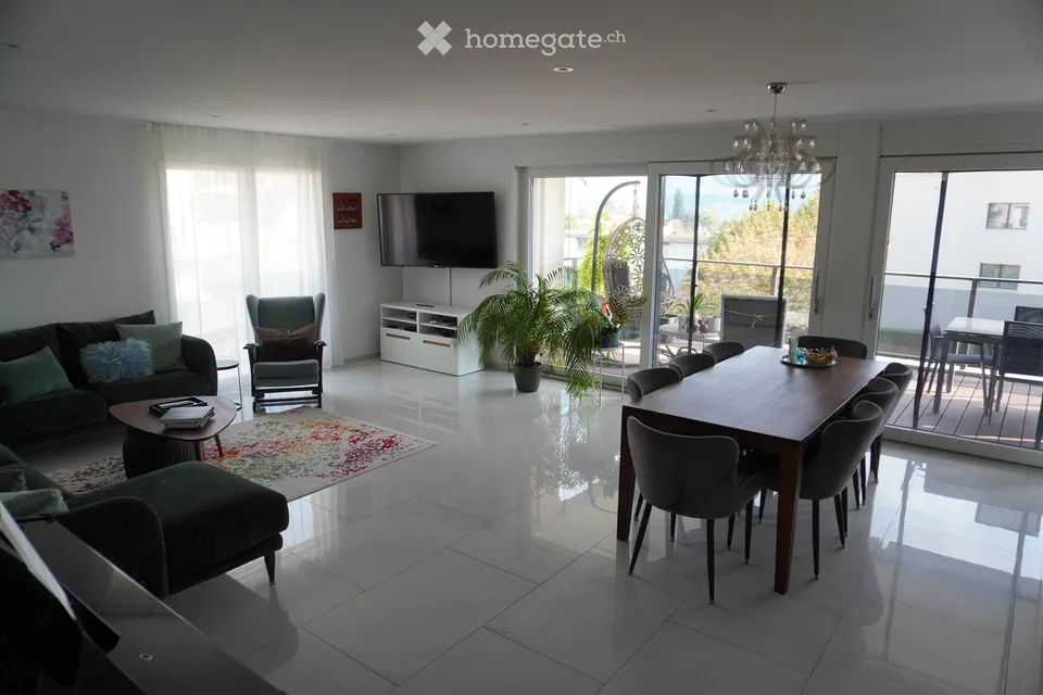 Grosszügige 4.5-Zimmer-Wohnung mit Balkon und Seeblick in Uetikon am See