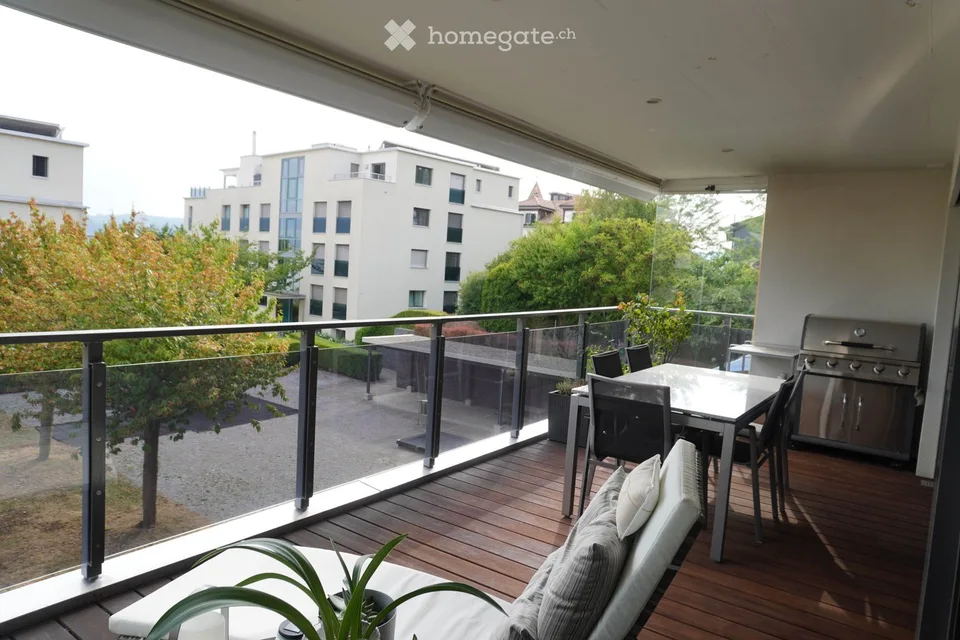 Grosszügige 4.5-Zimmer-Wohnung mit Balkon und Seeblick in Uetikon am See