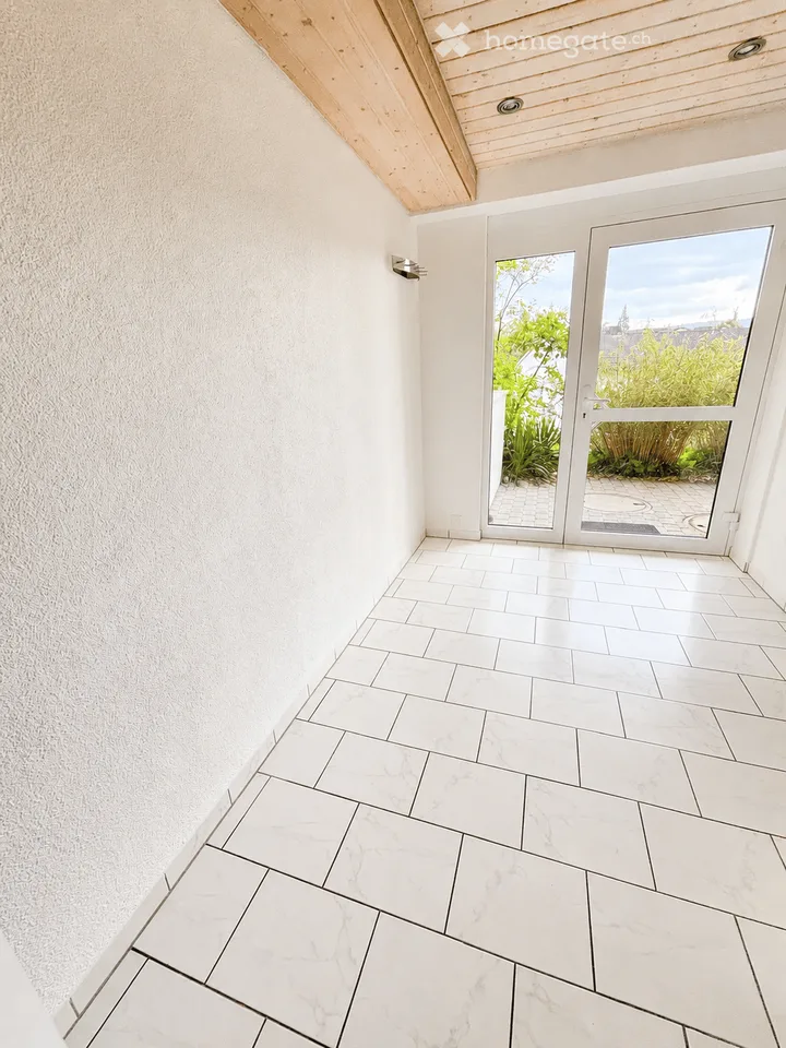 Bright Studio / Office / Studio with Shower, Double Garage & Parking
