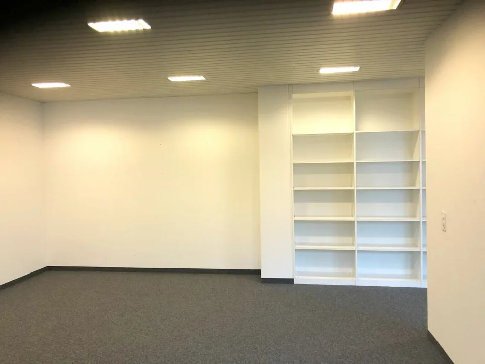 Office 156 m2 in Steinhausen