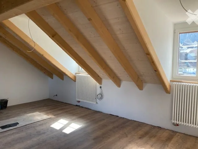 Appartement moderne 4.5 pièces dans les combles à Büsserach avec balcon et belle vue