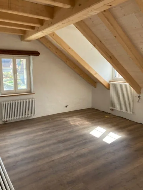 Appartement moderne 4.5 pièces dans les combles à Büsserach avec balcon et belle vue