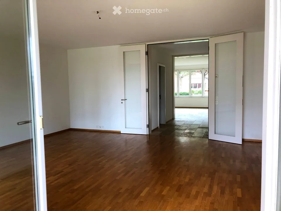 Grosszügige 2.5-Zimmer-Wohnung im Erdgeschoss mit Garten und Aussicht in Oberwil BL