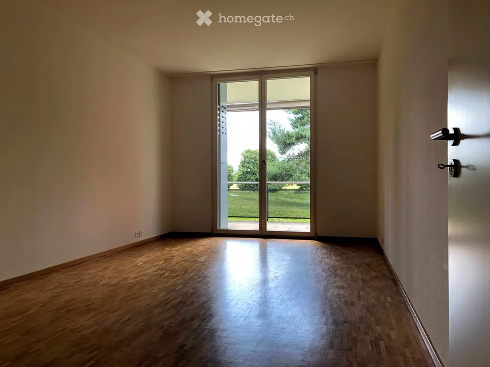 Grosszügige 2.5-Zimmer-Wohnung im Erdgeschoss mit Garten und Aussicht in Oberwil BL
