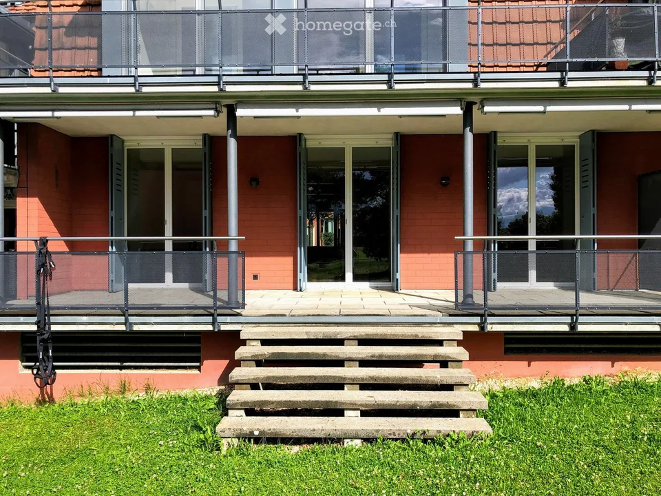 Grosszügige 2.5-Zimmer-Wohnung im Erdgeschoss mit Garten und Aussicht in Oberwil BL
