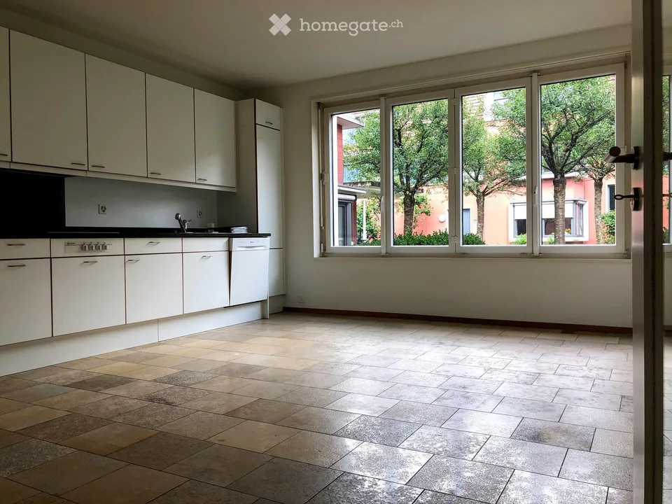 Grosszügige 2.5-Zimmer-Wohnung im Erdgeschoss mit Garten und Aussicht in Oberwil BL