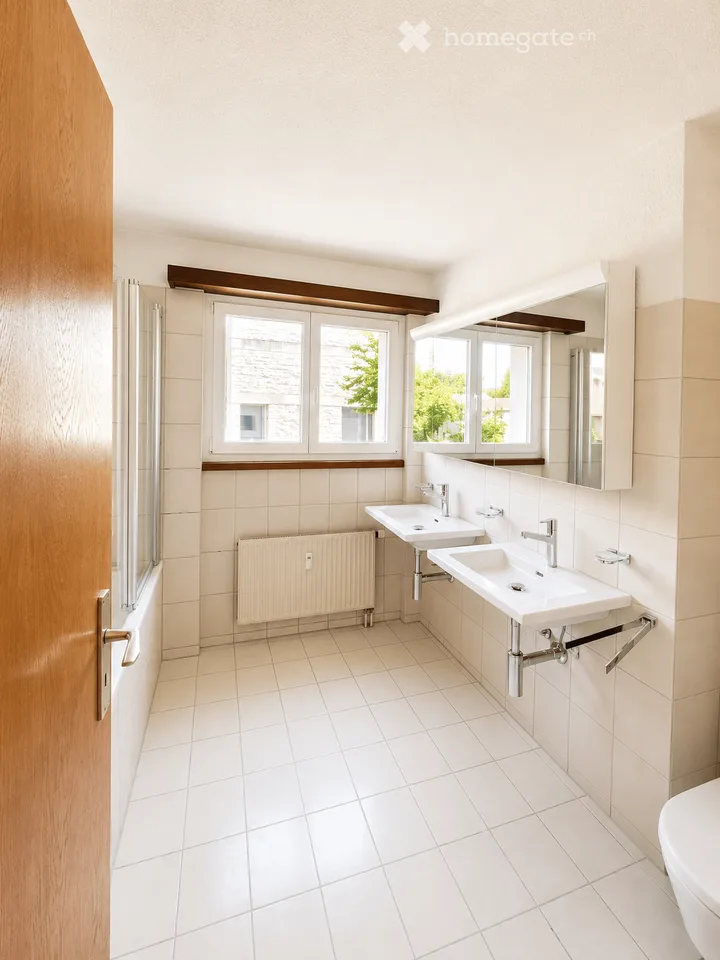 Bright 4-room apartment with balcony and mountain view in Au SG