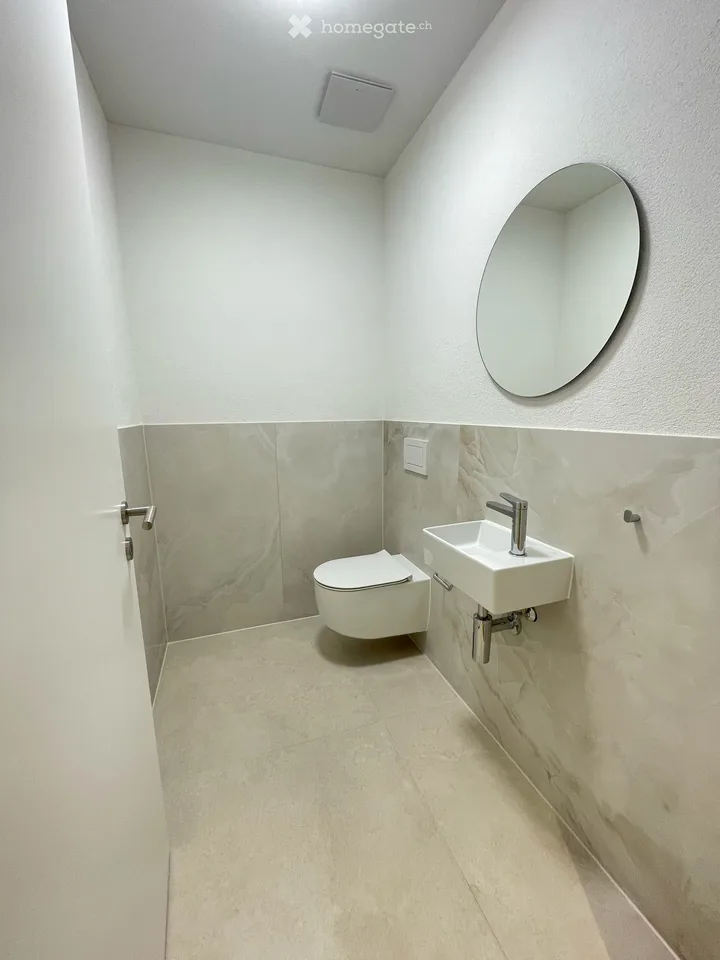 Premier location : appartement 3,5 pièces de haute qualité avec loggia à Frenkendorf