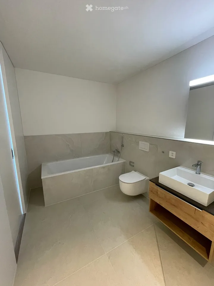 Premier location : appartement 3,5 pièces de haute qualité avec loggia à Frenkendorf