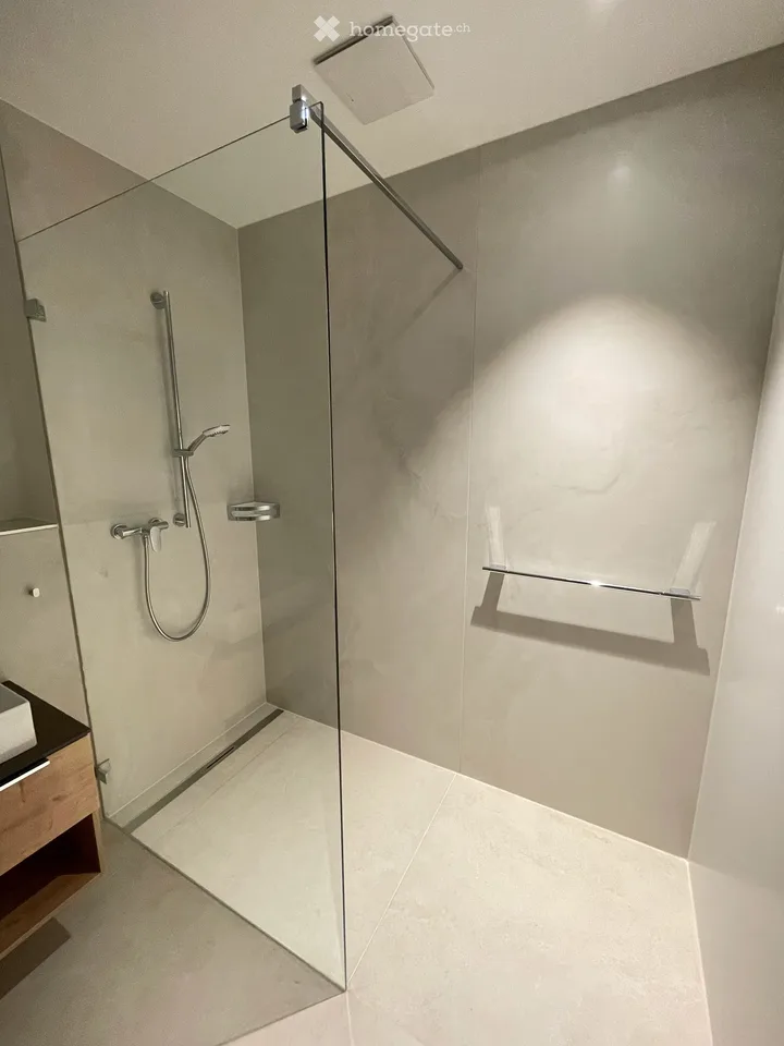 Premier location : appartement 3,5 pièces de haute qualité avec loggia à Frenkendorf