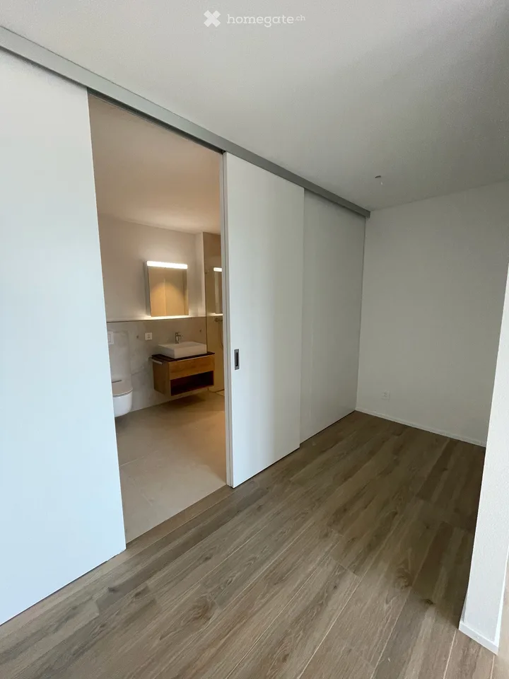 Premier location : appartement 3,5 pièces de haute qualité avec loggia à Frenkendorf