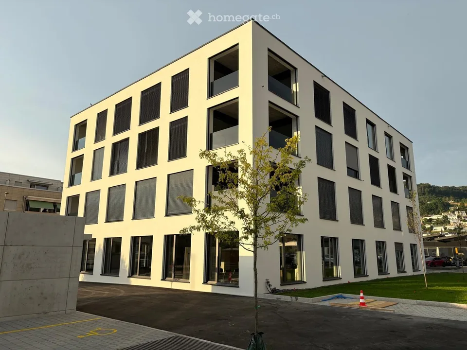 Premier location : appartement 3,5 pièces de haute qualité avec loggia à Frenkendorf