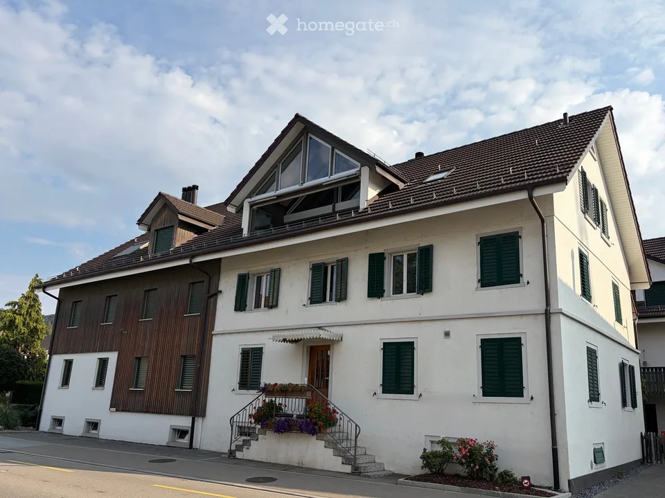 Charmante 3.5-Zimmer-Dachwohnung mit grossem Balkon in Weiningen ZH
