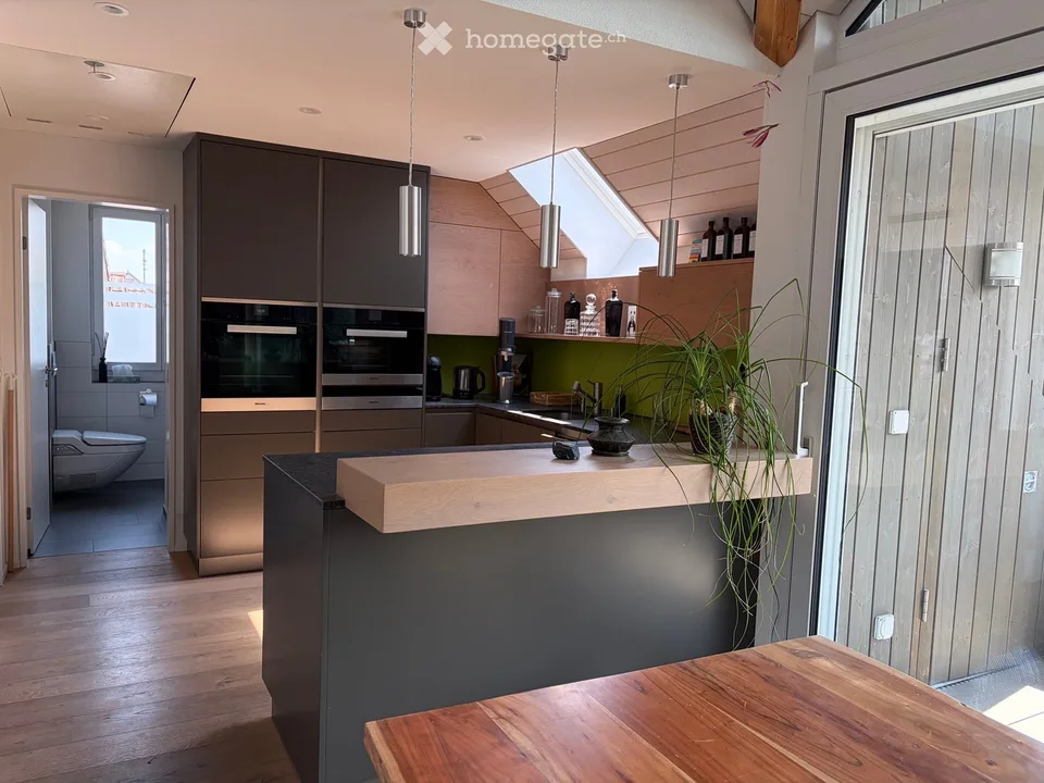 Charmant appartement de 3,5 pièces au dernier étage avec grand balcon à Weiningen ZH