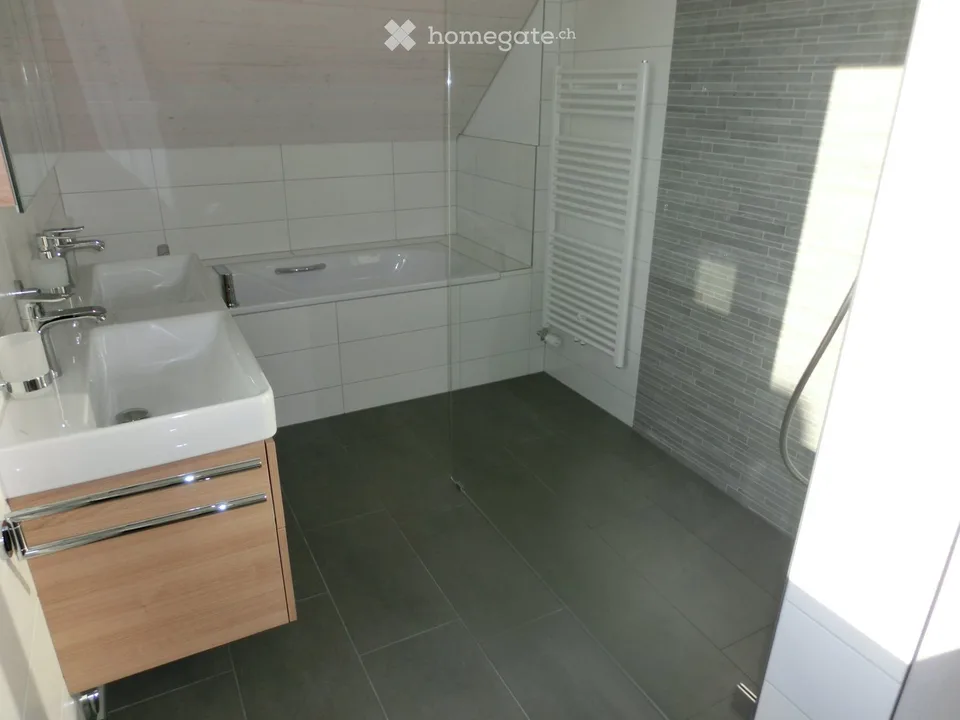 Charmant appartement de 3,5 pièces au dernier étage avec grand balcon à Weiningen ZH