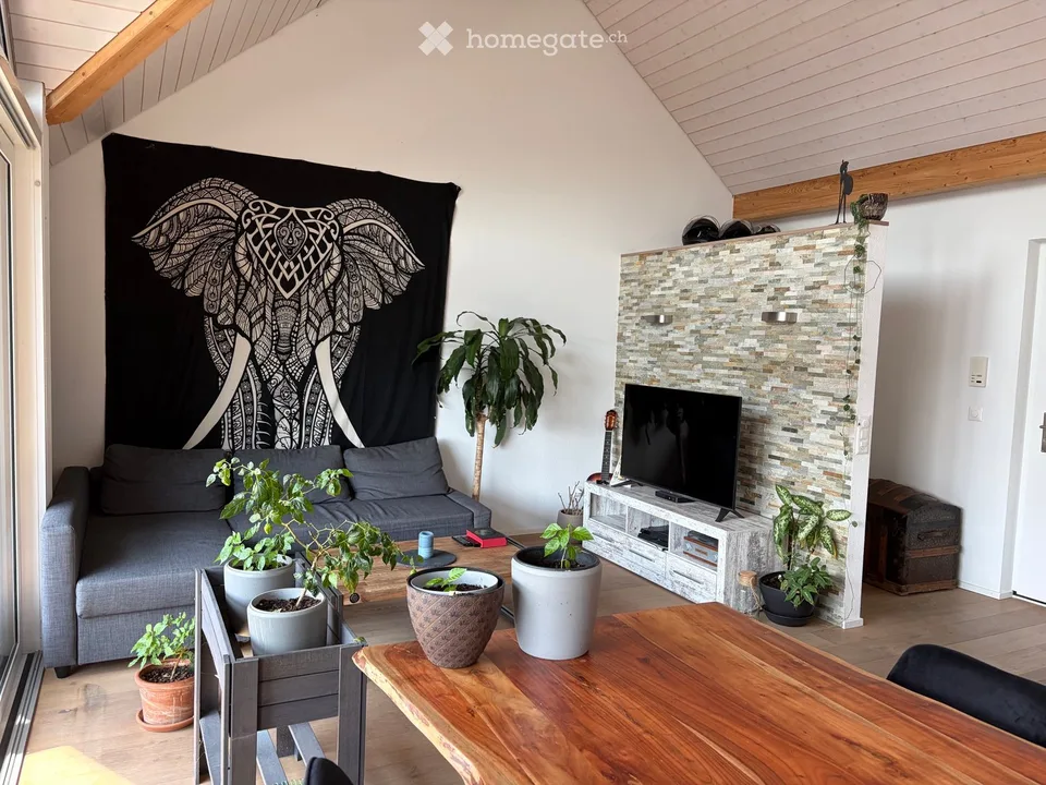Charmant appartement de 3,5 pièces au dernier étage avec grand balcon à Weiningen ZH