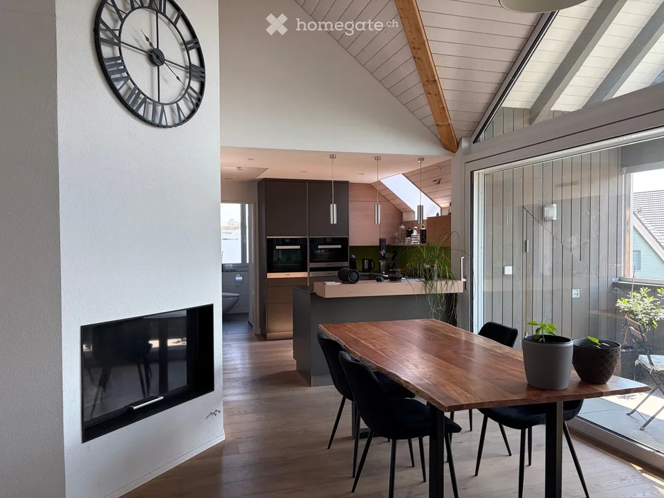 Charmant appartement de 3,5 pièces au dernier étage avec grand balcon à Weiningen ZH
