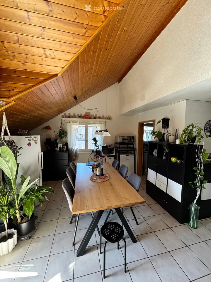 Wohnung mit 4.5 Zimmern, Balkon und Bergblick