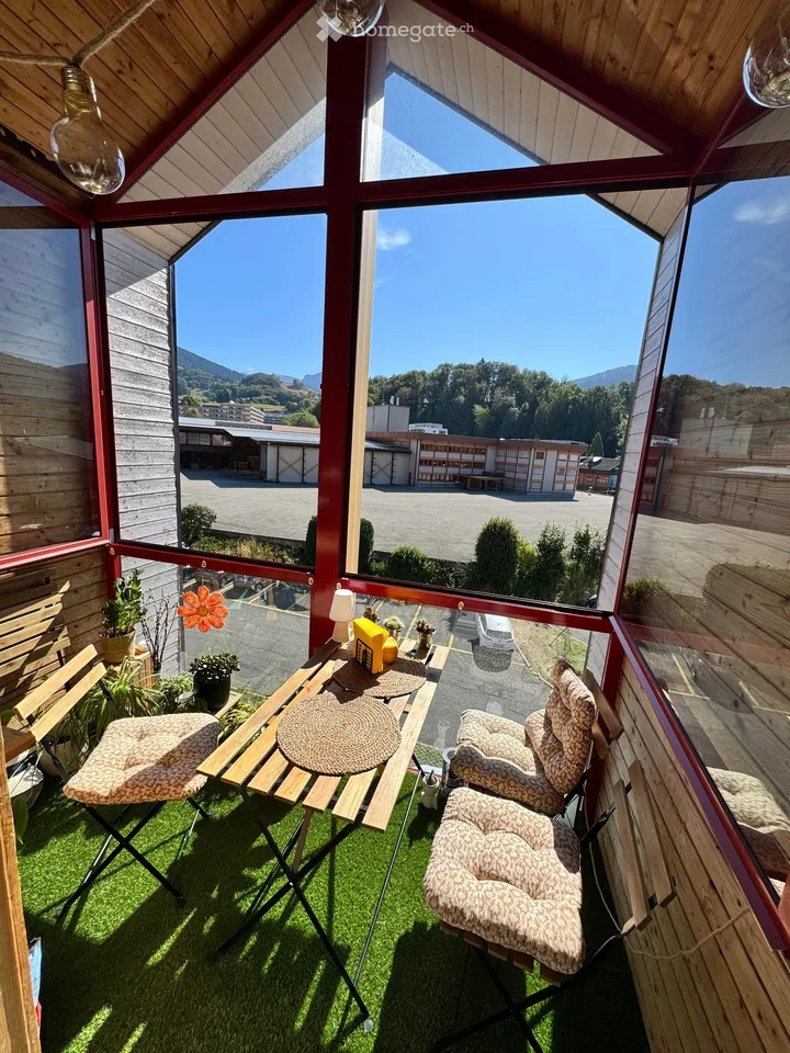 Wohnung mit 4.5 Zimmern, Balkon und Bergblick