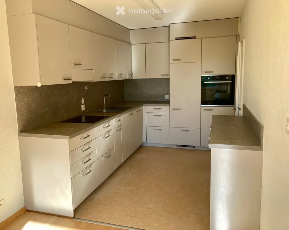 Bright 3.5-room apartment with balcony in Zürich-Höngg including garage parking space