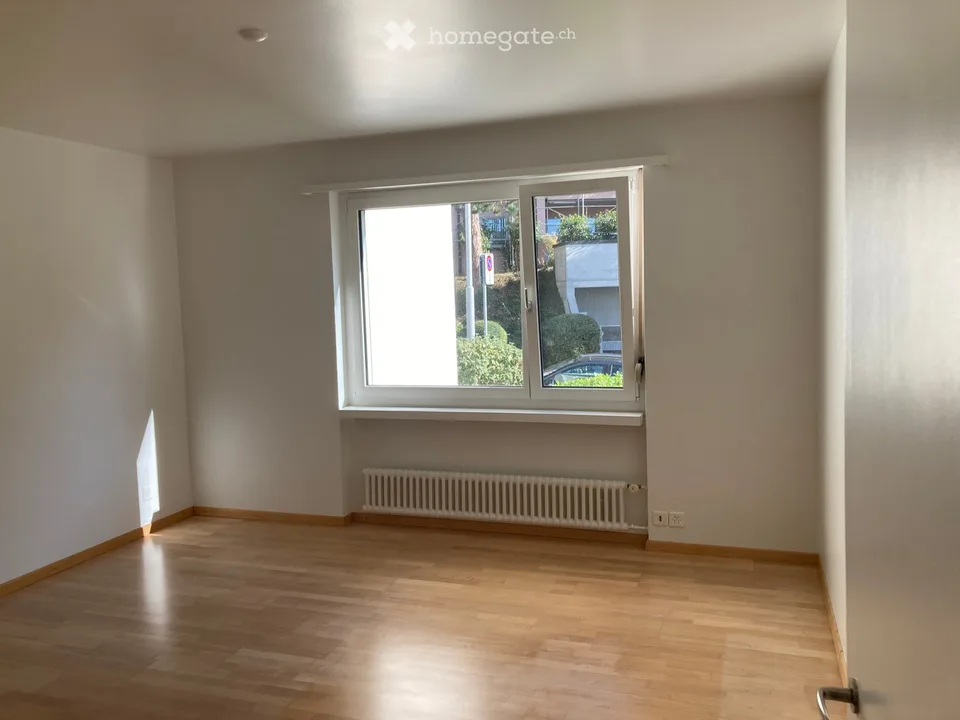 Bright 3.5-room apartment with balcony in Zürich-Höngg including garage parking space