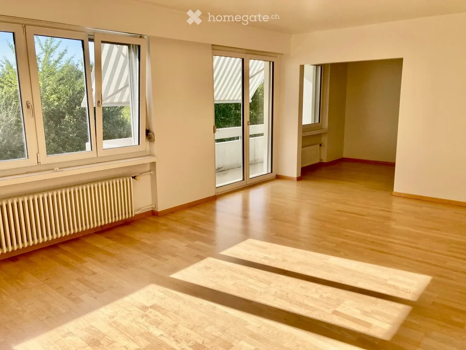 Bright 3.5-room apartment with balcony in Zürich-Höngg including garage parking space