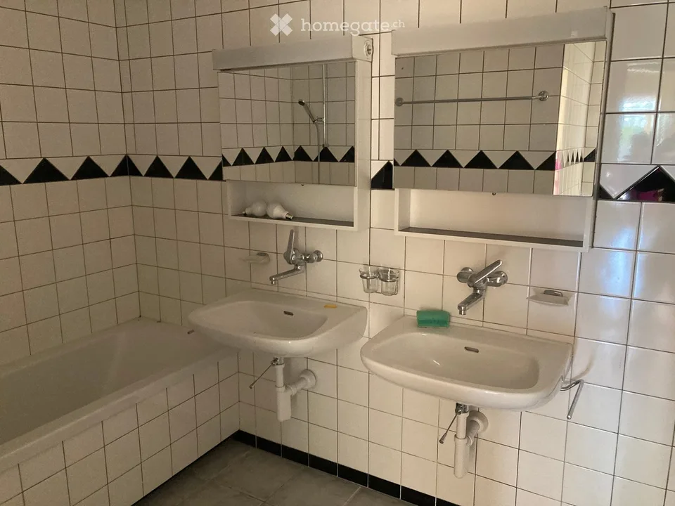 Bright 3.5-room apartment with balcony in Zürich-Höngg including garage parking space