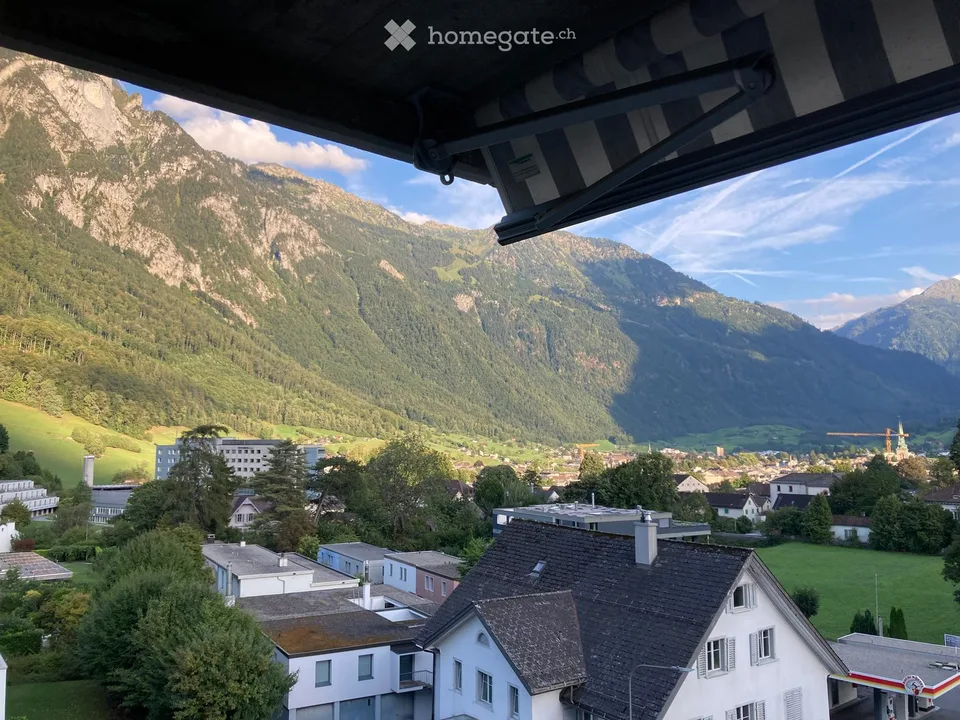 Bright 2.5-room apartment with balcony and mountain panorama in Glarus