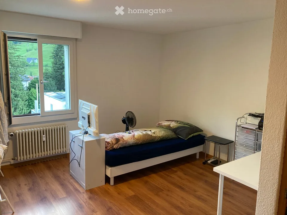 Bright 2.5-room apartment with balcony and mountain panorama in Glarus
