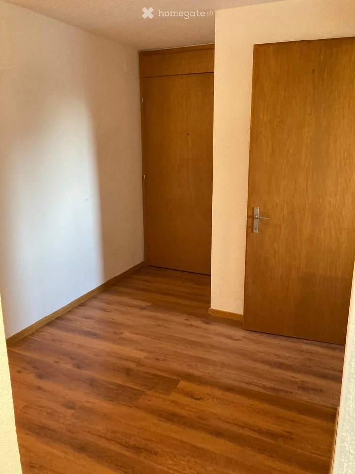 Bright 2.5-room apartment with balcony and mountain panorama in Glarus