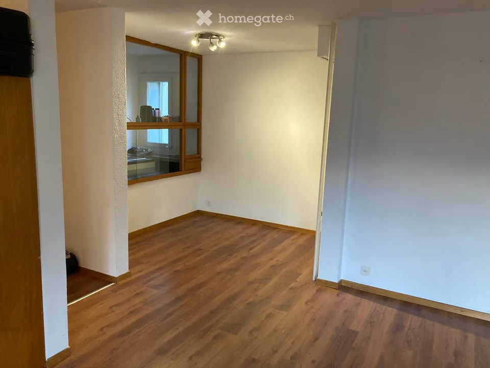 Bright 2.5-room apartment with balcony and mountain panorama in Glarus