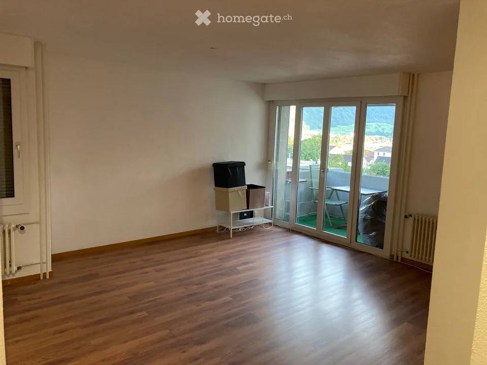 Helle 2.5-Zimmer-Wohnung mit Balkon und Bergpanorama in Glarus