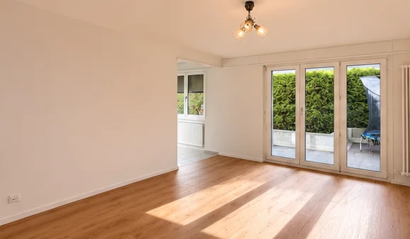 Appartement moderne 4 pièces avec espace de jardin à Niederhasli