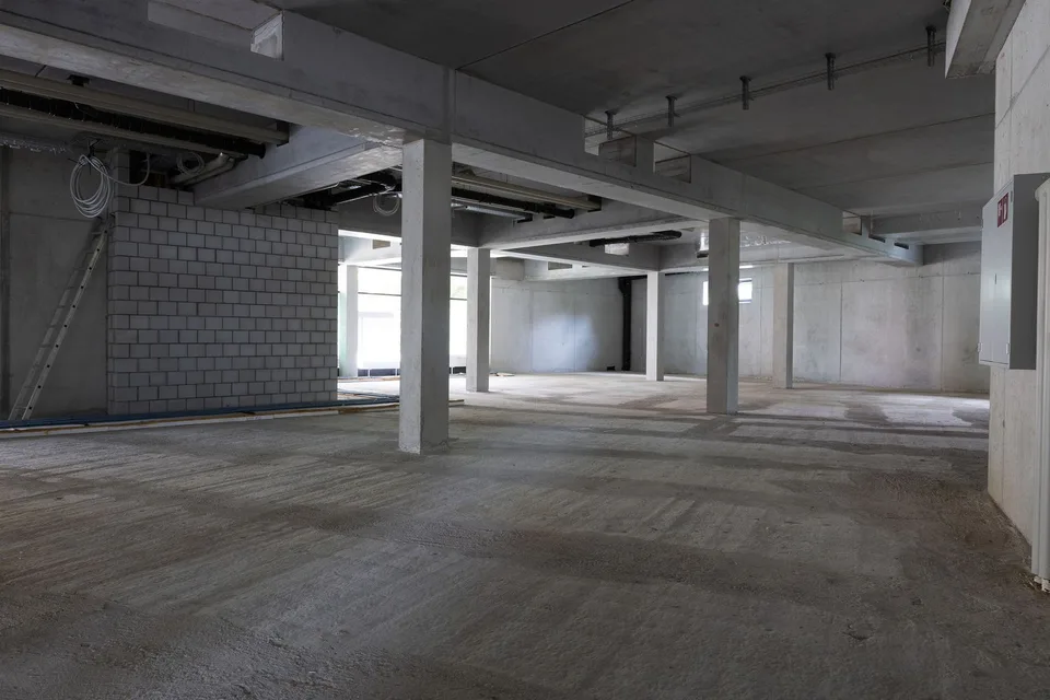 438 m², due fronti finestrati e 100 posti auto davanti alla porta – foto 7 di 12