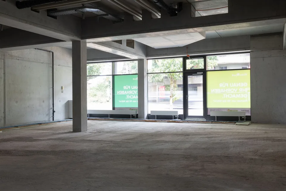 438 m², due fronti finestrati e 100 posti auto davanti alla porta – foto 12 di 12