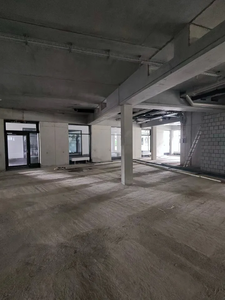 248 m² au centre - où les gens vont de toute façon – photo 2 sur 12