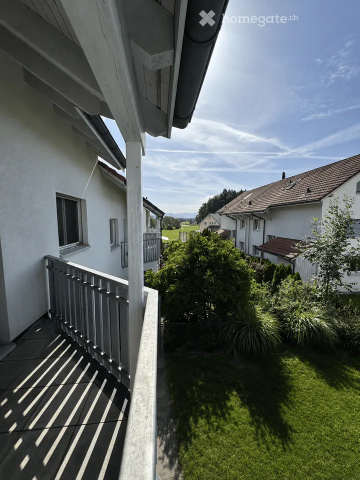 Charmantes 7.5-Zimmer-Doppeleinfamilienhaus in Wolfhausen – Foto 30 von 36