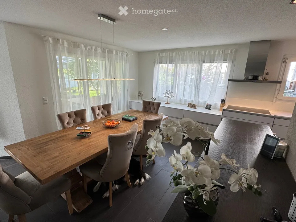 Charmantes 7.5-Zimmer-Doppeleinfamilienhaus in Wolfhausen – Foto 29 von 36