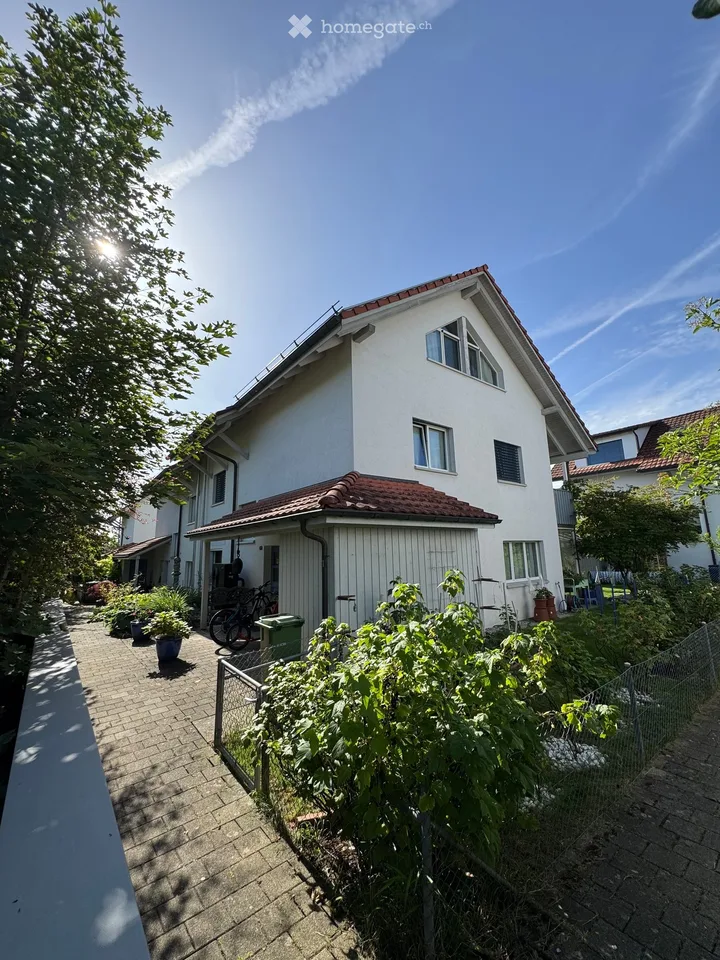 Charmantes 7.5-Zimmer-Doppeleinfamilienhaus in Wolfhausen – Foto 28 von 36