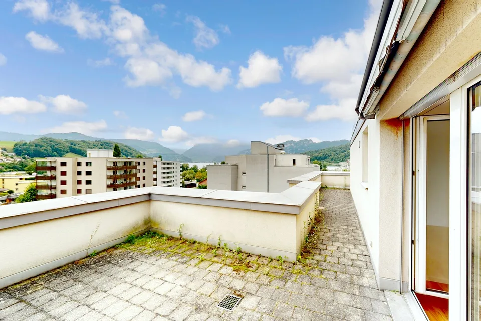 Dachwohnung mit grosser Terrasse und grossartiger Aussicht!