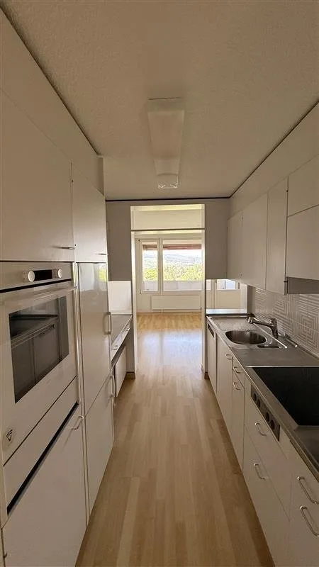 Charming 3.5-room apartment on the 8th floor