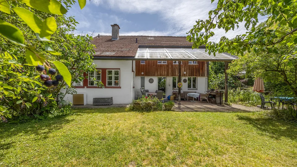 Casa familiare con carattere, storia e molto spazio a Effretikon – foto 4 di 13