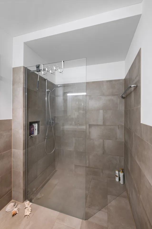 Appartement de jardin moderne avec entrée privée et espace extérieur ensoleillé – photo 7 sur 13