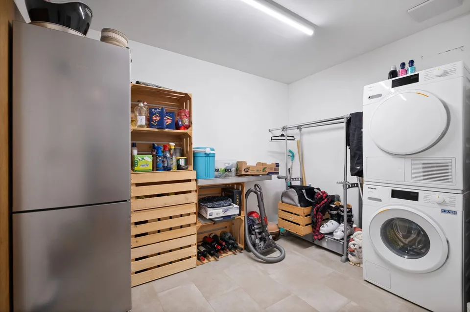 Appartement de jardin moderne avec entrée privée et espace extérieur ensoleillé – photo 9 sur 13