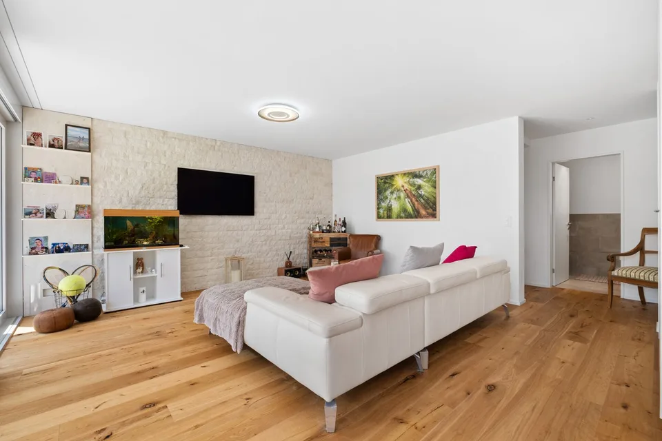 Appartement de jardin moderne avec entrée privée et espace extérieur ensoleillé – photo 2 sur 13