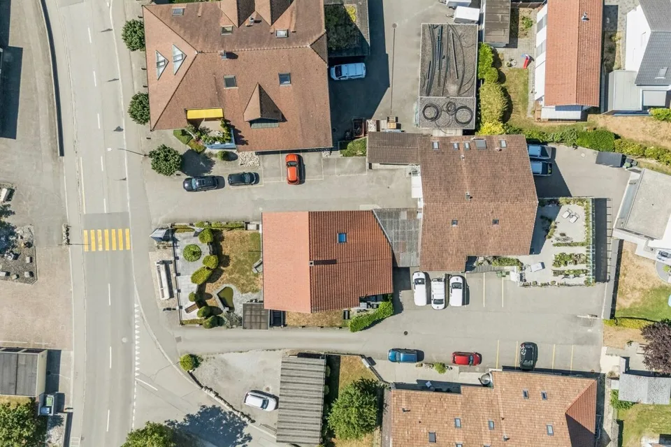 Maison d'appointements avec locaux commerciaux, garages - Investissement locatif polyvalent avec potentiel de développement. – photo 3 sur 30