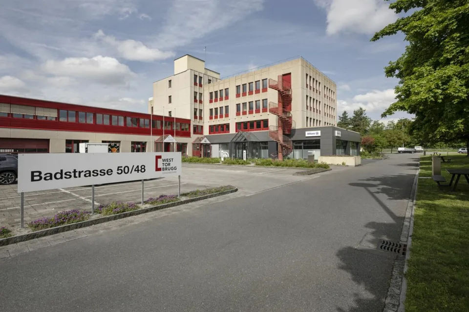 Bureau aménagé avec cuisine et salle de séjour communes – photo 8 sur 9